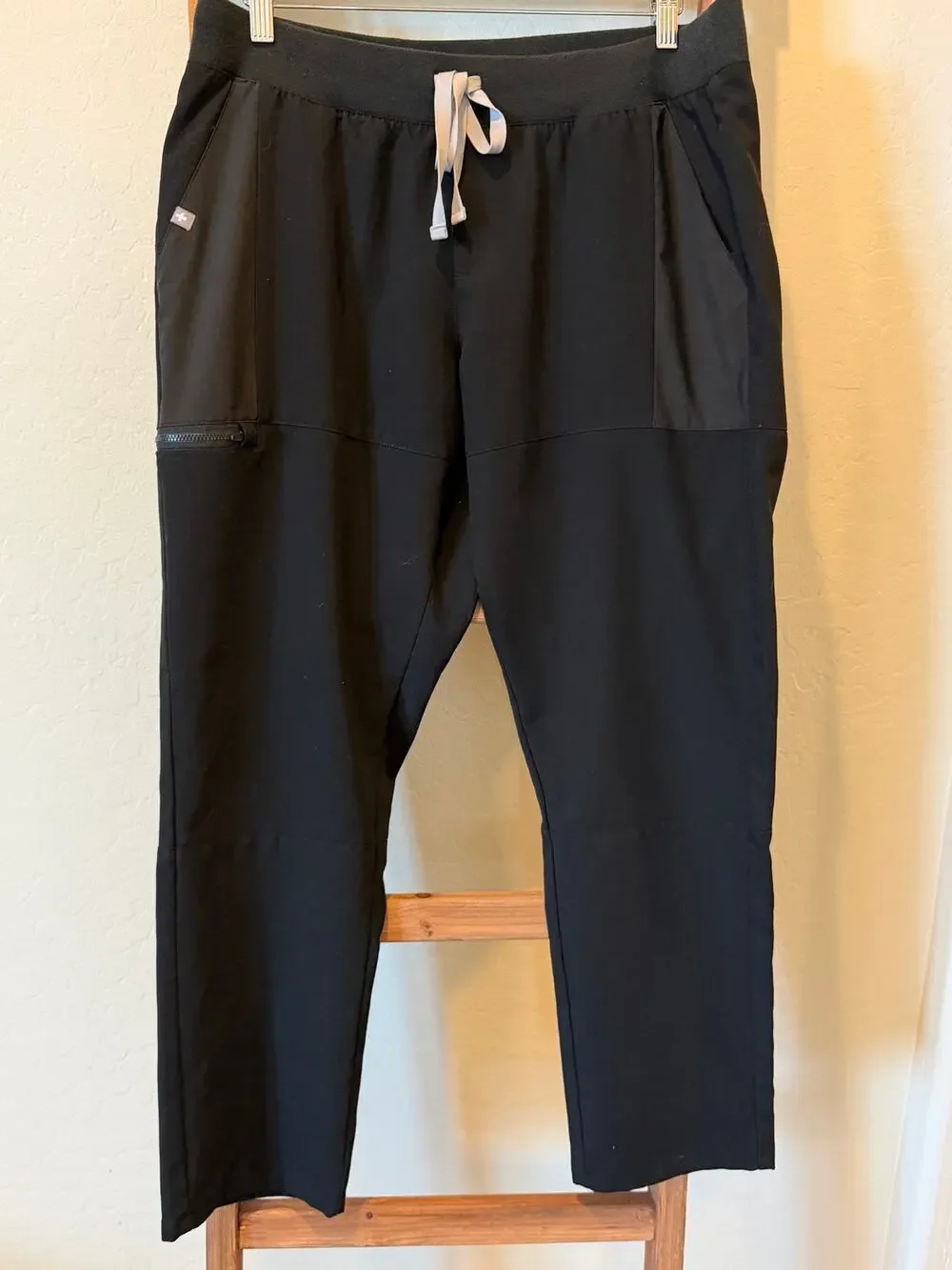 FIGS Technical Collection black scrub pants in size Large.